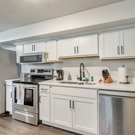 Renovated Unit Near Famous Trails 10 Min Drive-2
